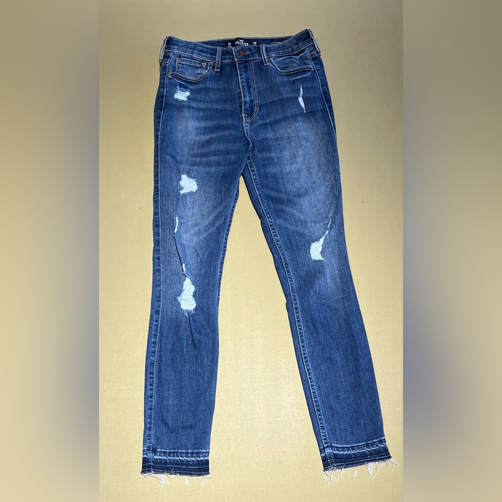 Hollister distressed jeans, size 3R, W26, L26.